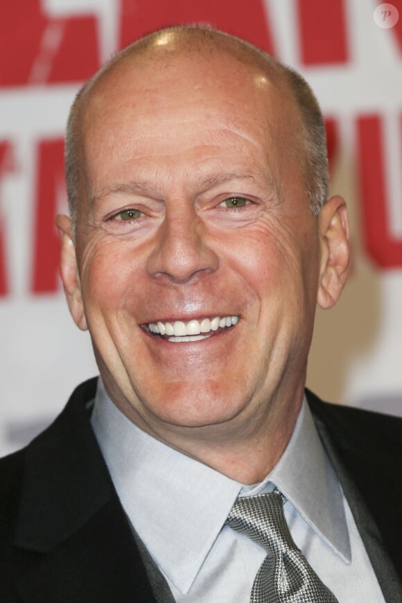Bruce Willis tout sourire à la première de Die Hard : Belle journée pour mourir à Berlin, le 4 février 2013.