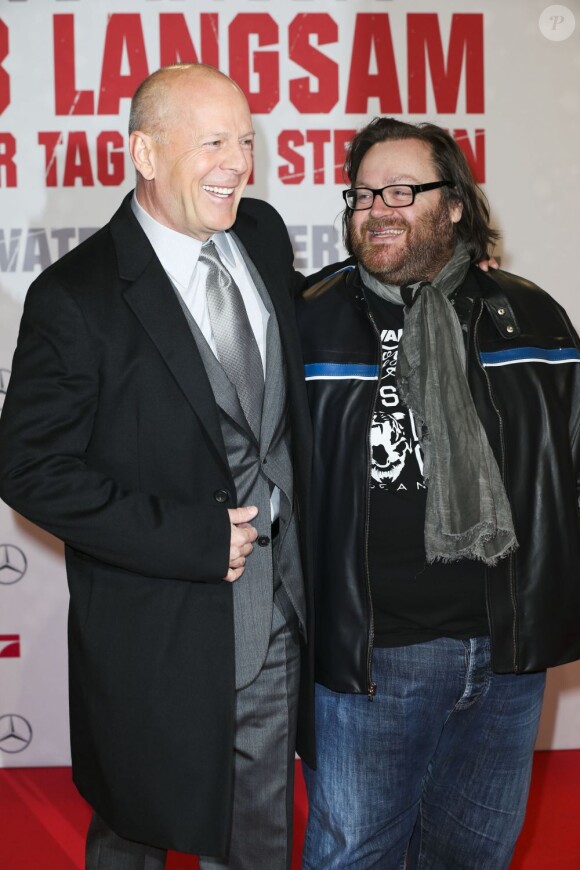 John Moore,  réalisateur du film, au côté de Bruce Willis lors de la première de Die Hard : Belle journée pour mourir à Berlin, le 4 février 2013.