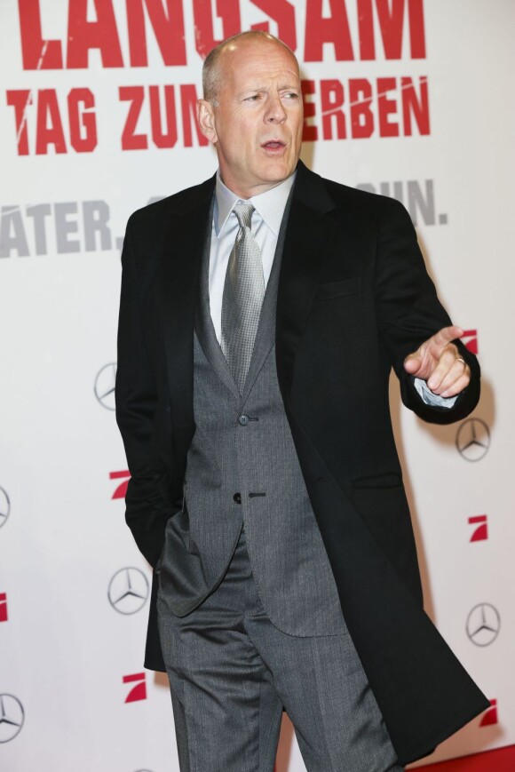 Bruce Willis face aux photographes à la première de Die Hard : Belle journée pour mourir à Berlin, le 4 février 2013.