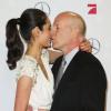 Bruce Willis embrasse sa superbe femme Emma Heming-Willis à la première de Die Hard : Belle journée pour mourir à Berlin, le 4 février 2013.