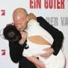 Baiser fougueux entre Bruce Willis et sa femme Emma Heming-Willis à la première de Die Hard : Belle journée pour mourir à Berlin, le 4 février 2013.