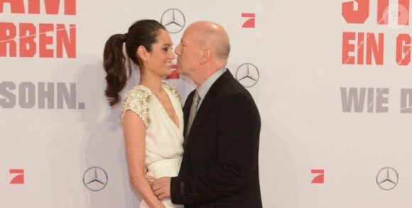 Bruce Willis en osmose avec sa femme Emma Heming-Willis au CineStar Sony Center de Berlin, le 4 février 2013.