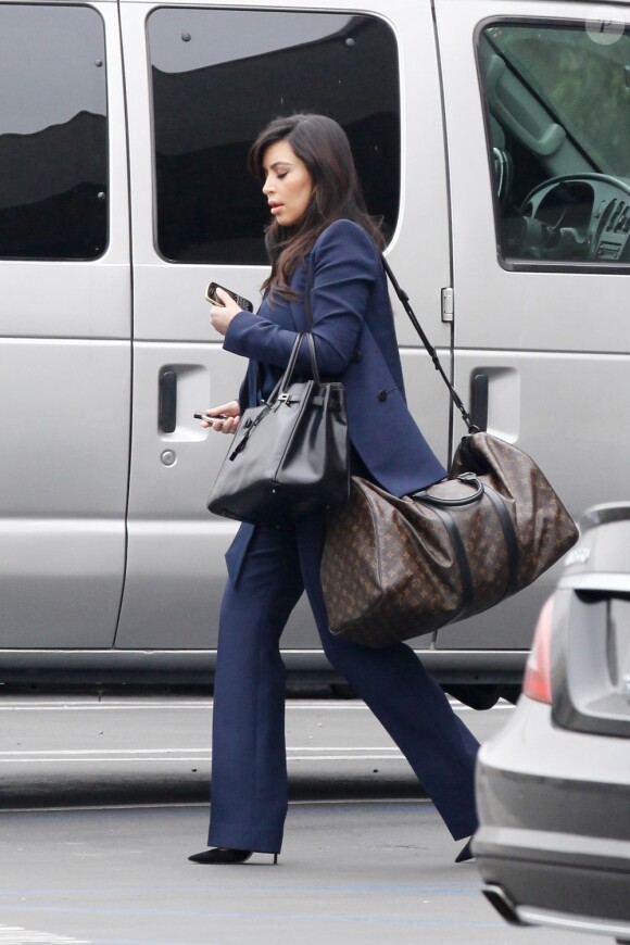 Kim Kardashian, très bien habillée, va voir son avocate le 5 février 2013 à Beverly Hills. Enceinte, la star souhaite en finir avec son divorce d'avec Kris Humpries.
