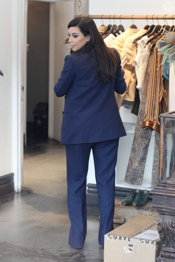 Kim Kardashian fait les boutiques le 5 février 2013 à Beverly Hills.
