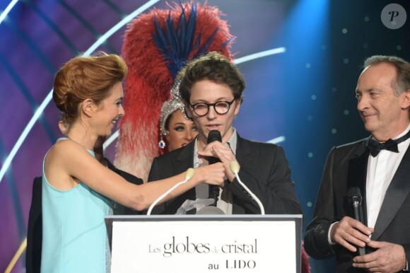 Raphaël reçoit le prix du meilleur interprète lors de la 8e édition des Globes de Cristal à Paris, le 4 février 2013.