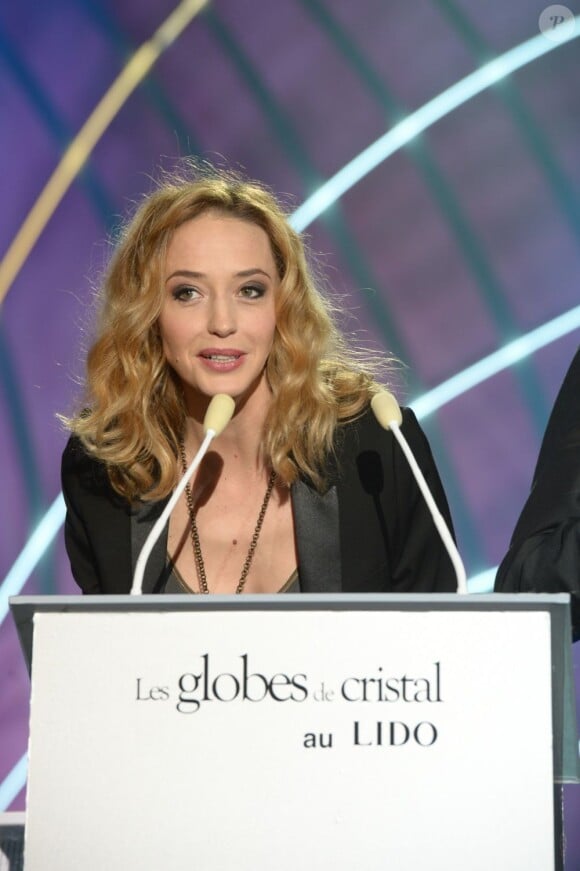 Hélène de Fougerolles à la 8e cérémonie des Globes de Cristal à Paris, le 4 février 2013.