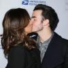 Kevin Jonas et sa femme Danielle, très amoureux, lors de la présentation du timbre spécial Saint-Valentin par la poste américaine, à New York, le 5 février 2013.