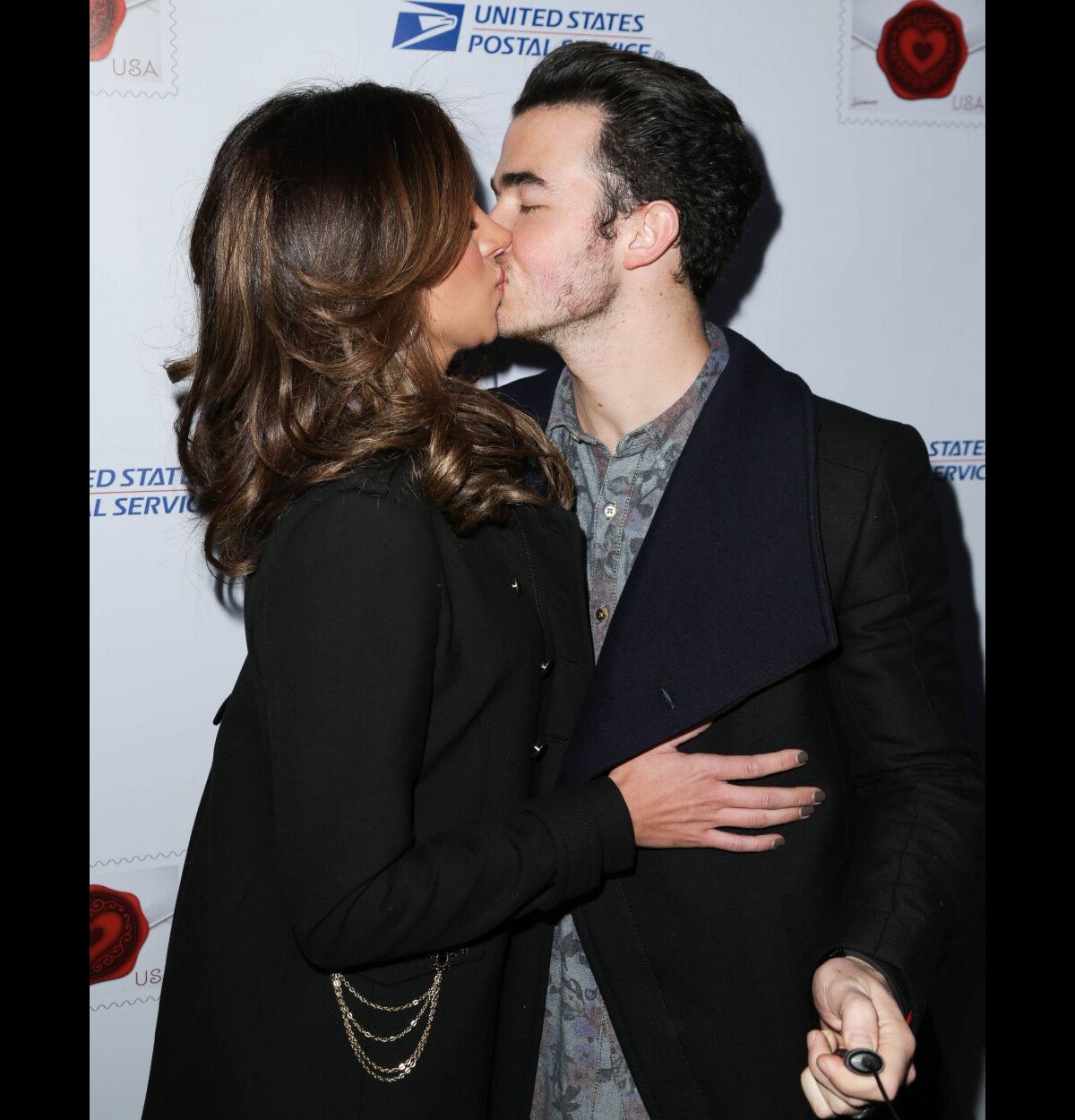 Kevin Jonas et sa femme Danielle : Baiser timbré pour la Saint-Valentin -  Purepeople