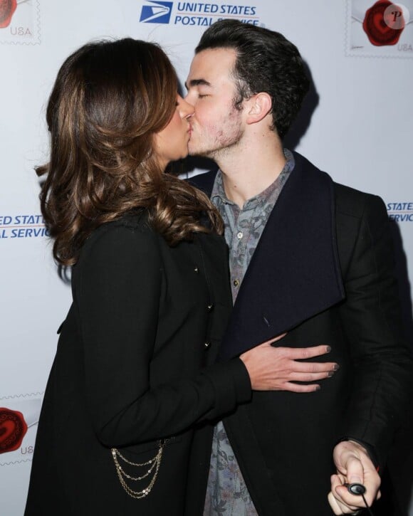 Kevin Jonas et sa femme Danielle, très amoureux, lors de la présentation du timbre spécial Saint-Valentin par la poste américaine, à New York, le 5 février 2013.