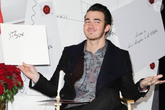 Kevin Jonas et sa femme Danielle, lors de la présentation du timbre spécial Saint-Valentin par la poste américaine, à New York, le 5 février 2013.
