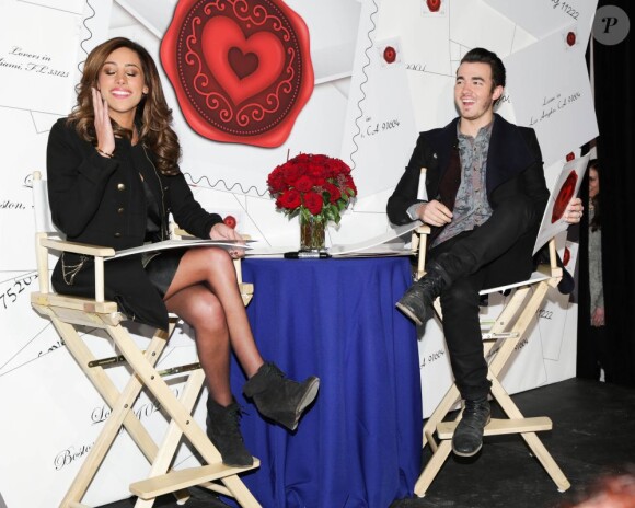 Kevin Jonas et sa femme Danielle, lors de la présentation du timbre spécial Saint-Valentin par la poste américaine, à New York, le 5 février 2013.