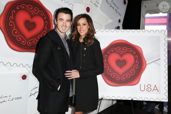 Kevin Jonas et sa femme Danielle, lors de la présentation du timbre spécial Saint-Valentin par la poste américaine, à New York, le 5 février 2013.