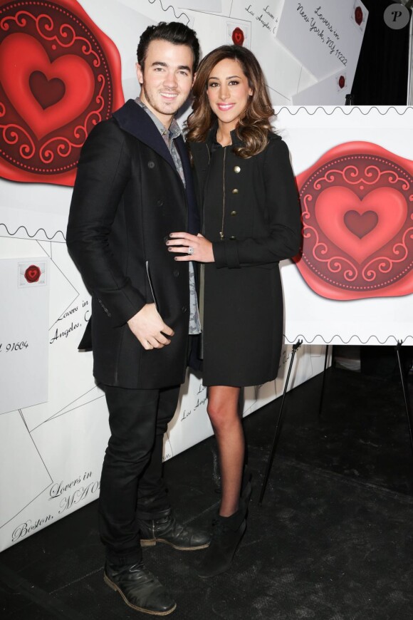 Kevin Jonas et sa femme Danielle, lors de la présentation du timbre spécial Saint-Valentin par la poste américaine, à New York, le 5 février 2013.