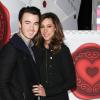 Le chanteur Kevin Jonas et sa femme Danielle, lors de la présentation du timbre spécial Saint-Valentin par la poste américaine, à New York, le 5 février 2013.