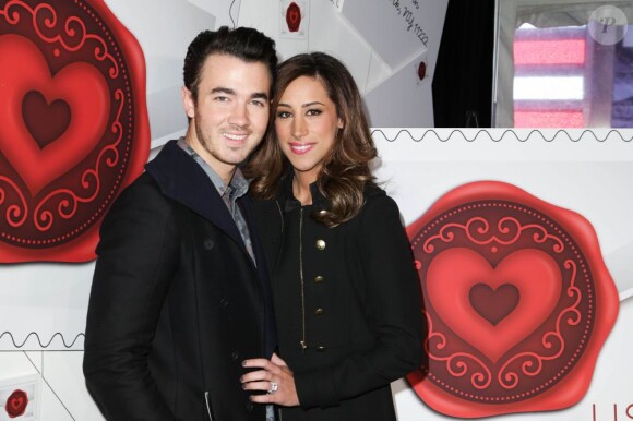 Le chanteur Kevin Jonas et sa femme Danielle, lors de la présentation du timbre spécial Saint-Valentin par la poste américaine, à New York, le 5 février 2013.
