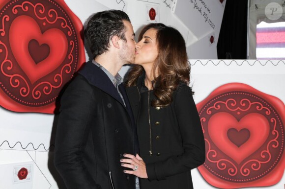 Kevin Jonas et son épouse Danielle, lors de la présentation du timbre spécial Saint-Valentin par la poste américaine, à New York, le 5 février 2013.