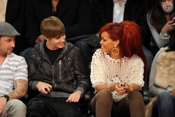 Justin Bieber et Rihanna assistent à un match de basket de NBA All-Star Game au Staples Center Downtown, à Los Angeles, le 20 février 2011.