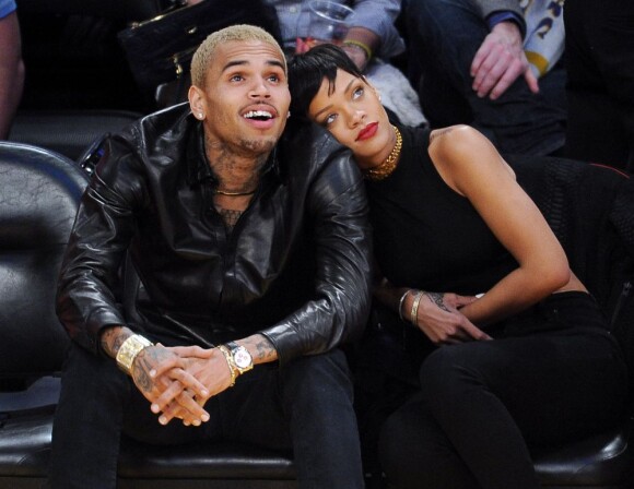 Rihanna et Chris Brown assistent à un match des Lakers, à Los Angeles, le 25 décembre 2012.