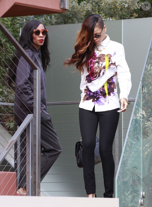 Rihanna, suivie de sa meilleure amie Melissa Forde, quitte le domicile de Chris Brown et se dirige vers le tribunal du compté de Los Angeles où le chanteur y est entendu. Le 6 février 2013.