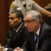 Chris Brown, défendu par son avocat Mark Geragos au cours de son audience face au juge James Brandlin dans l'enceinte du tribunal du comté de Los Angeles. Le 6 février 2013.