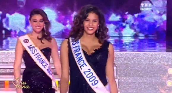 Chloé Mortaud, enceinte, lors du défilé des anciennes Miss, diffusé samedi 8 décembre sur TF1 avant le sacre de Miss Bourgogne.