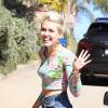Miley Cyrus, souriante, sort de chez des amis à Studio City, le 4 fevrier 2013.