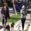 Miley Cyrus promène ses chiens avec un ami dans les rues de Studio City, le 28 janvier 2013.