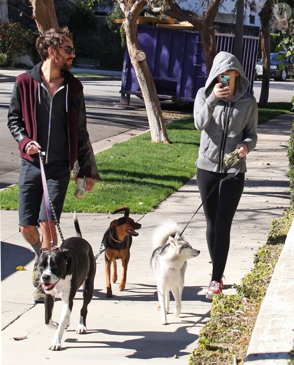 Miley Cyrus promène ses chiens avec un ami dans les rues de Studio City, le 28 janvier 2013.