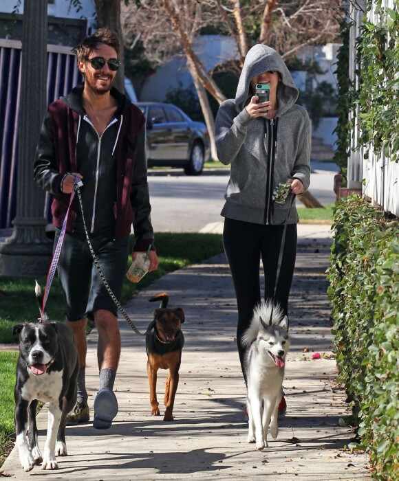Miley Cyrus promène ses chiens avec un ami dans les rues de Studio City, le 28 janvier 2013.