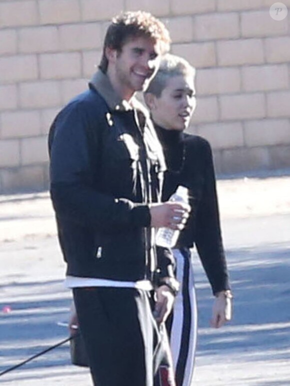 Miley Cyrus et son fiancé Liam Hemsworth vont prendre de l'essence après avoir rendu visite à un ami à Palm Springs, le 26 décembre 2012.