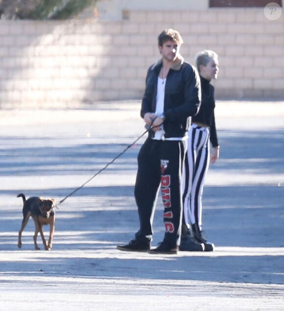 Miley Cyrus et son fiancé Liam Hemsworth vont prendre de l'essence après avoir rendu visite à un ami à Palm Springs, le 26 décembre 2012.