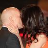 Bruce Willis embrasse tendrement sa femme Emma Heming lors de la première de Die Hard 5 à Londres le 7 février 2013.