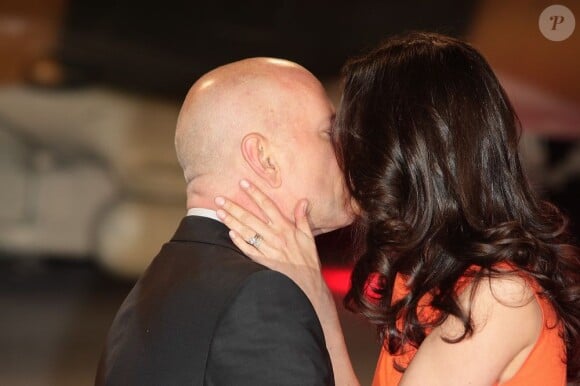Bruce Willis embrasse tendrement sa femme Emma Heming lors de la première de Die Hard 5 à Londres le 7 février 2013.