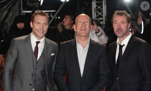 Jai Courtney, Bruce Willis et Sebastian Koch pendant l'avant-première du film Die Hard : Belle journée pour mourir à Londres, le 7 février 2013.