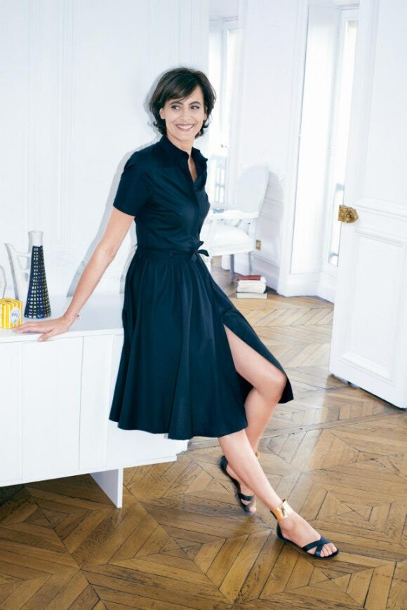 Inès de la Fressange, ravissante en petite robe noire La Redoute, prend la pose dans son propre lookbook pour la saison printemps-été 2013.