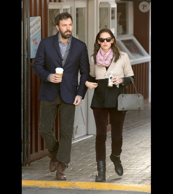 Les amoureux Ben Affleck et Jennifer Garner prennent un café après avoir déposé les filles à l'école, jeudi 7 février 2013 à Los Angeles
