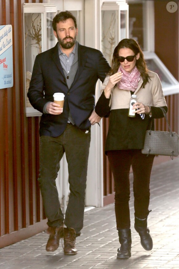 Les comédiens Ben Affleck et Jennifer Garner prennent un café après avoir déposé les filles à l'école, jeudi 7 février 2013 à Los Angeles