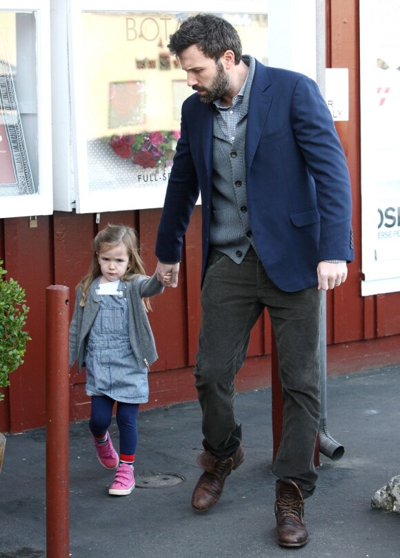 Ben Affleck et Jennifer Garner prennent un café après avoir déposé les filles à l'école, jeudi 7 février 2013 à Los Angeles - Seraphina a l'air de bouder