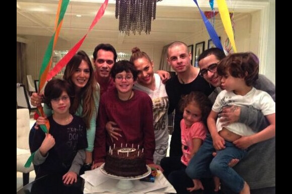 Marc Anthony a posté sur son fil Twitter, jeudi 7 février, une photo de famille pour le moins surprenante...
