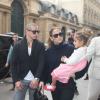 Jennifer Lopez avec ses jumeaux Max et Emme, et son petit ami Casper Smart, à Paris, le 2 octobre 2012.