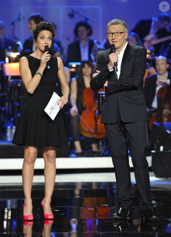 Le duo Laurent Ruquier et Virginie Guilhaume présentait la 28e cérémonie des Victoires de la Musique à Paris, le 8 février 2013.
