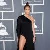 Jennifer Lopez en Anthony Vaccarello mise sur une robe fendue aux Grammy Awards 2013. Los Angeles le 10 février 2013