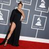 Jennifer Lopez en Anthony Vaccarello mise sur une robe fendue aux Grammy Awards 2013. Los Angeles le 10 février 2013