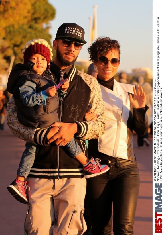 Alicia Keys et son mari Swizz Beatz se promènent à Cannes avec leur fils Egypt le 28 janvier 2013.