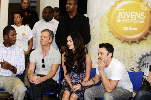 L'actrice Megan Fox et son mari Brian Austin Green profitent de leur escapade au Brésil en février 2013. Le couple a assisté à un spectacle de Capoeira à São Paulo.