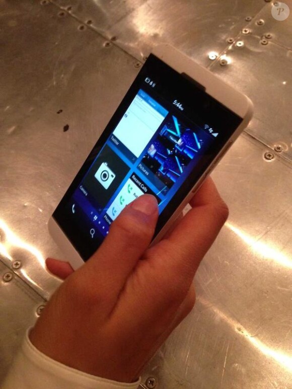Alicia Keys a publié une photo d'elle en train d'envoyer un message avec son BlackBerry 10 sur Twitter le 30 janvier 2013.