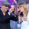 Stone et Charden chantent en duo sur le plateau de l'émission Les années bonheur, à Paris, le 5 mai 2012.
