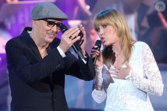 Stone et Charden chantent en duo sur le plateau de l'émission Les années bonheur, à Paris, le 5 mai 2012.