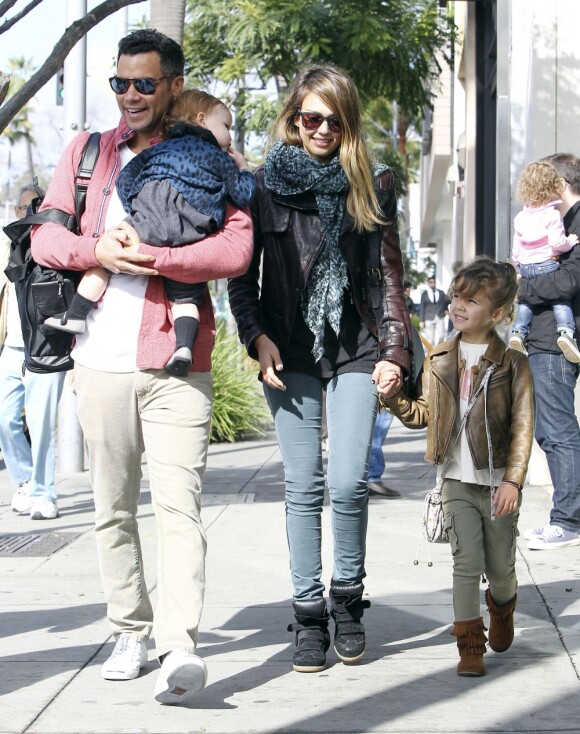 Jessica Alba en famille dans les rues de Los Angeles. Février 2013