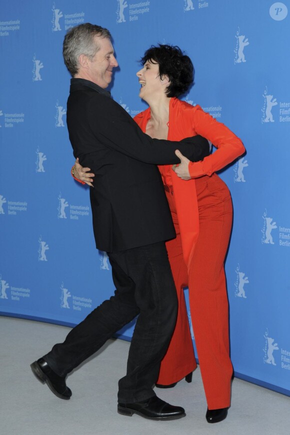 Juliette Binoche et Bruno Dumont dansent au photocall du film Camille Claudel 1915 à la 63e Berlinale, le 12 février 2013.